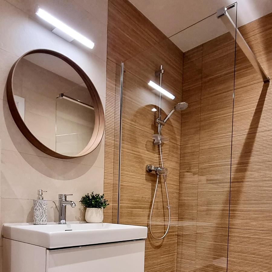 Apple Apartments - Wroblewskiego Prywatne Miejsce Parkingowe Lodz  Luaran gambar
